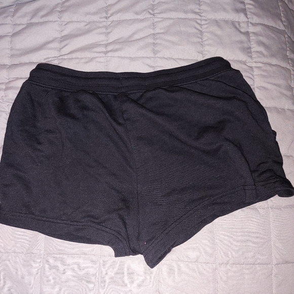 Woman's basic shorts - Picture 4 of 4